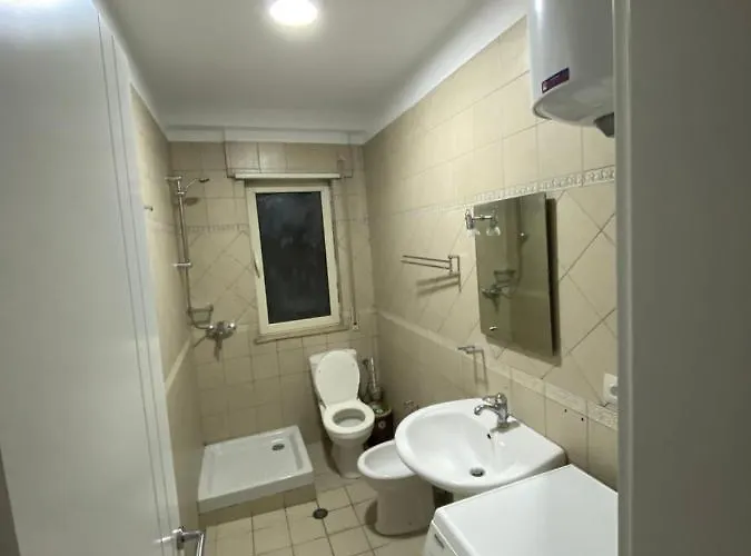 View 3 With To Double Rooms! Appartamento